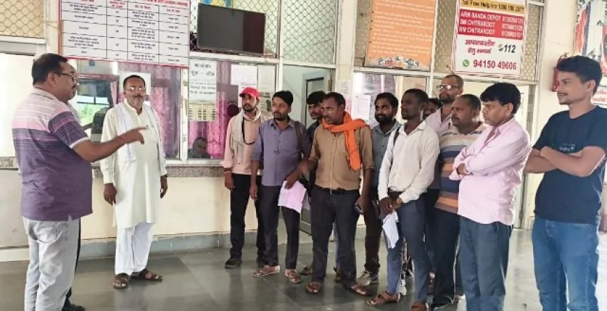 ग्रामीणों ने चकबंदी कराने को डीएम से लगाई फरियाद