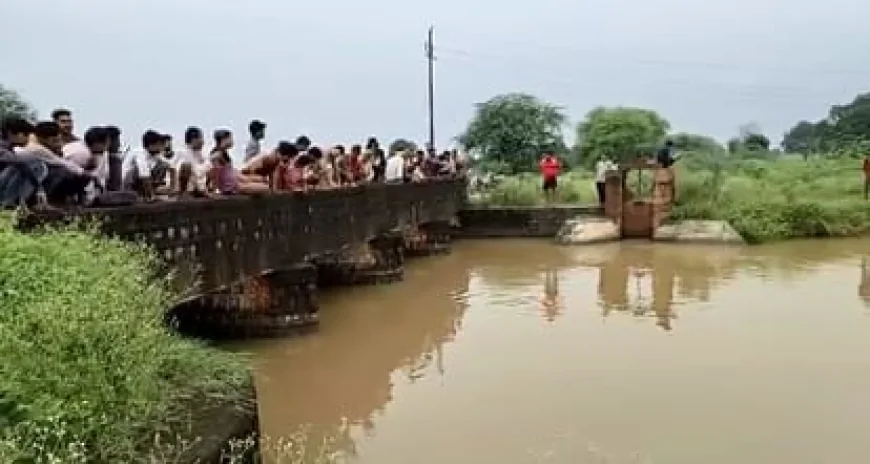 यूपी के बांदा में तीन बच्चों संग महिला नहर में कूदी, चाराें की माैत