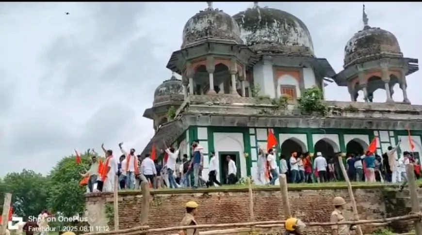 उप्र. के फतेहपुर में विवादित स्थल पर हिंदू संगठनों ने लगाया ध्वज, प्रशासन ने वार्ता कर बहाल की शान्ति व्यवस्था
