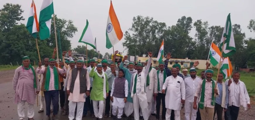 किसानो ने निकाली ट्रैक्टर मार्च तिरंगा यात्रा, सौपा दस सूत्रीय ज्ञापन