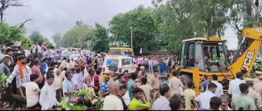 स्कार्पियो पर गिरा पेड़, दम्पति की मौत, तीन घायल