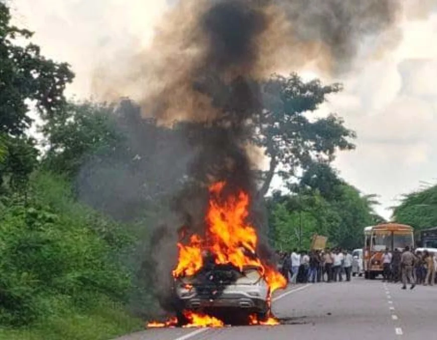 चलती कार में लगी आग, कूद कर बचाई जान
