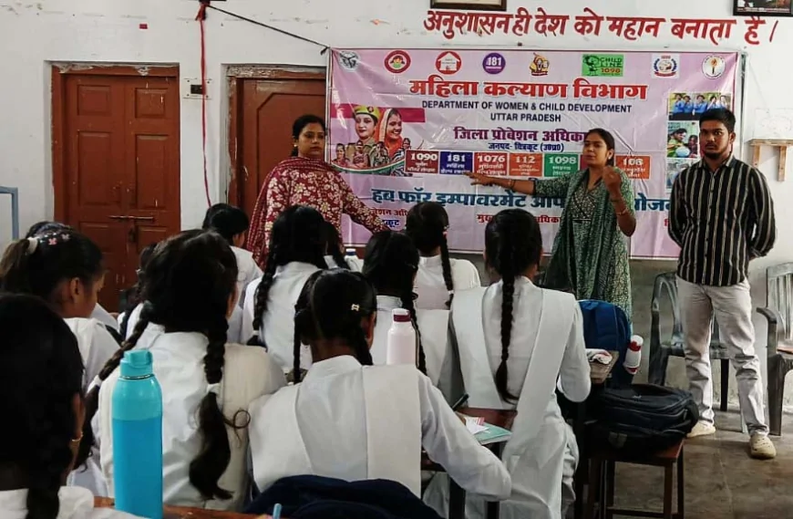 टीम ने छात्राओं को योजनाएं बताकर किया जागरुक