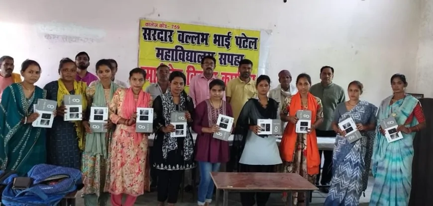 महाविद्यालय में छात्र-छात्राओ को बांटे गए टैबलेट