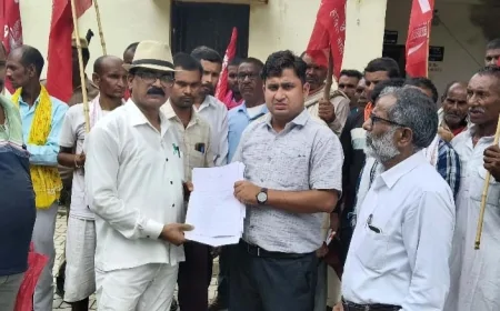 प्रदर्शन कर राष्ट्रपति संबोधित सौपा ज्ञापन