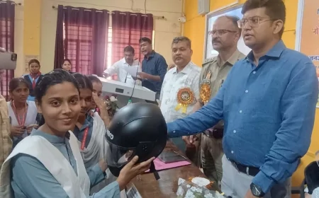 डीएम-एसपी ने सड़क सुरक्षा के तहत बांटे हेलमेट, लोगाों को किया जागरुक