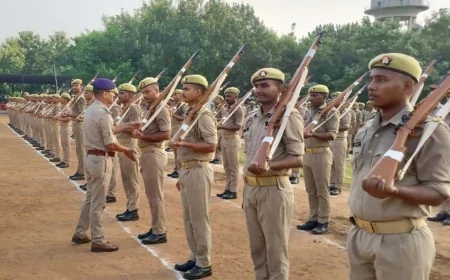 परेड की सलामी लेकर एसपी ने किया निरीक्षण