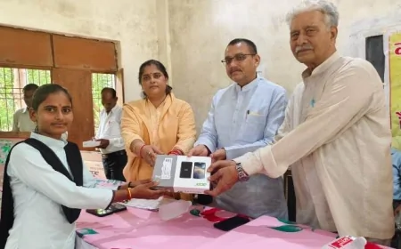 गया प्रसाद स्नातकोत्तर महाविद्यालय में नगर पालिका अध्यक्ष ने छात्रों को बांटे टैबलेट