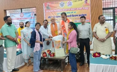 स्पोर्ट स्टेडियम मे युवक एवं महिला मंगल दल को बांटी खेल सामग्री