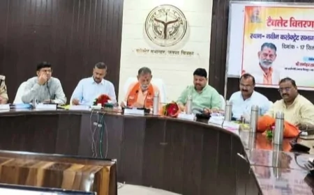 छात्र-छात्राओ को बांटे टैबलेट, लाभार्थियो को दी गई 25 हजार की एफडी