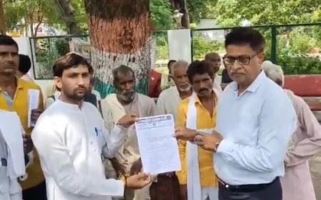 बैंक खाते सीज हाेने पर आक्रोशित किसानाें ने कलेक्ट्रेट का किया घेराव