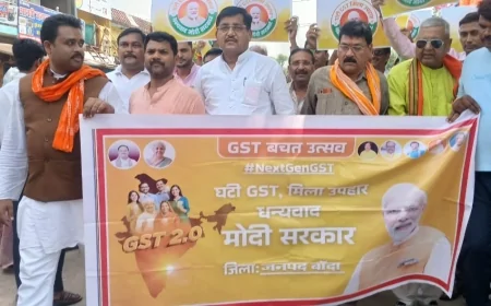 जल शक्ति मंत्री रामकेश निषाद ने व्यापारियों को जीएसटी बचत के बताए फायदे, खिलाई मिठाई