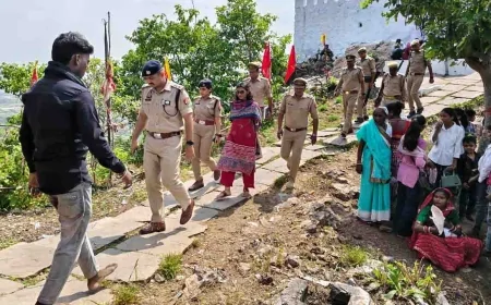 नवरात्र पर माँ विंध्यवासिनी मंदिर पहुँचे डीएम-एसपी, सुरक्षा व्यवस्था का लिया जायजा