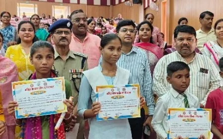 ऑडिटोरियम में लाभार्थियो को दिए गए स्वीकृति एवं प्रशस्ति पत्र