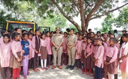 पुलिस ने विद्यार्थियों को किया जागरुक, बांटे मिशन शक्ति के पंपलेट