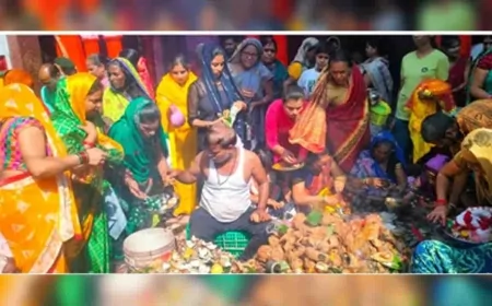 अष्टमी पर मंदिरों में उमड़ी भक्तों की भीड़, कन्या भोज और हवन का आयोजन