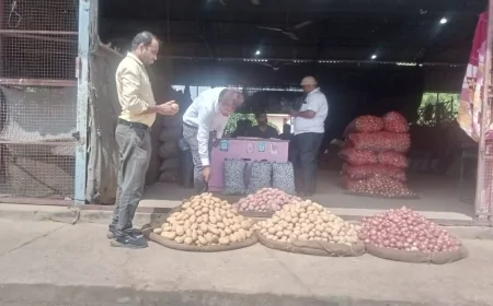 जिलाधिकारी के निर्देश पर मंडी में छापेमारी, संदिग्ध खाद्य पदार्थों के नमूने लैब भेजे गए
