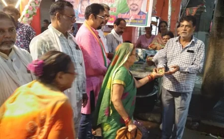 हिंदू-मुस्लिम एकता की मिसाल कायम, नवरात्र पर प्रसाद वितरण से गूँजा सौहार्द का संदेश