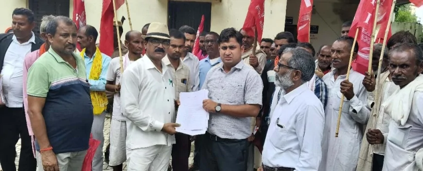 प्रदर्शन कर राष्ट्रपति संबोधित सौपा ज्ञापन