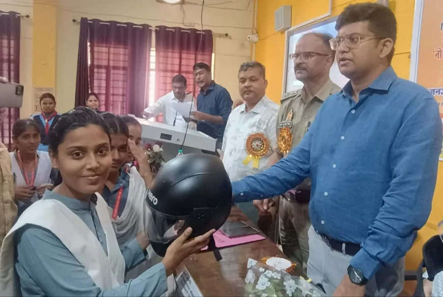 डीएम-एसपी ने सड़क सुरक्षा के तहत बांटे हेलमेट, लोगाों को किया जागरुक