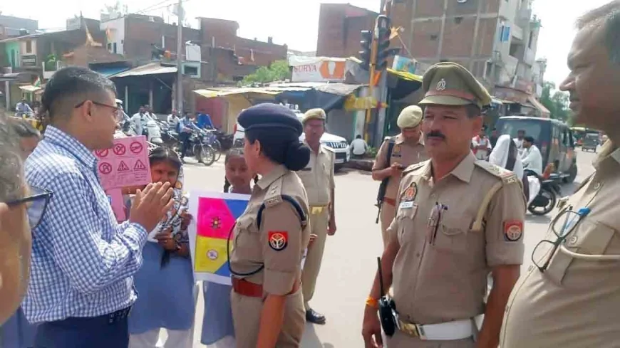 सड़क सुरक्षा अभियान में छात्र-छात्राओं की सक्रिय भागीदारी