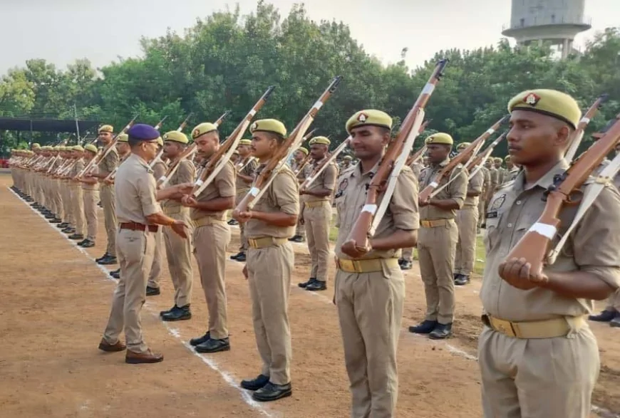 परेड की सलामी लेकर एसपी ने किया निरीक्षण