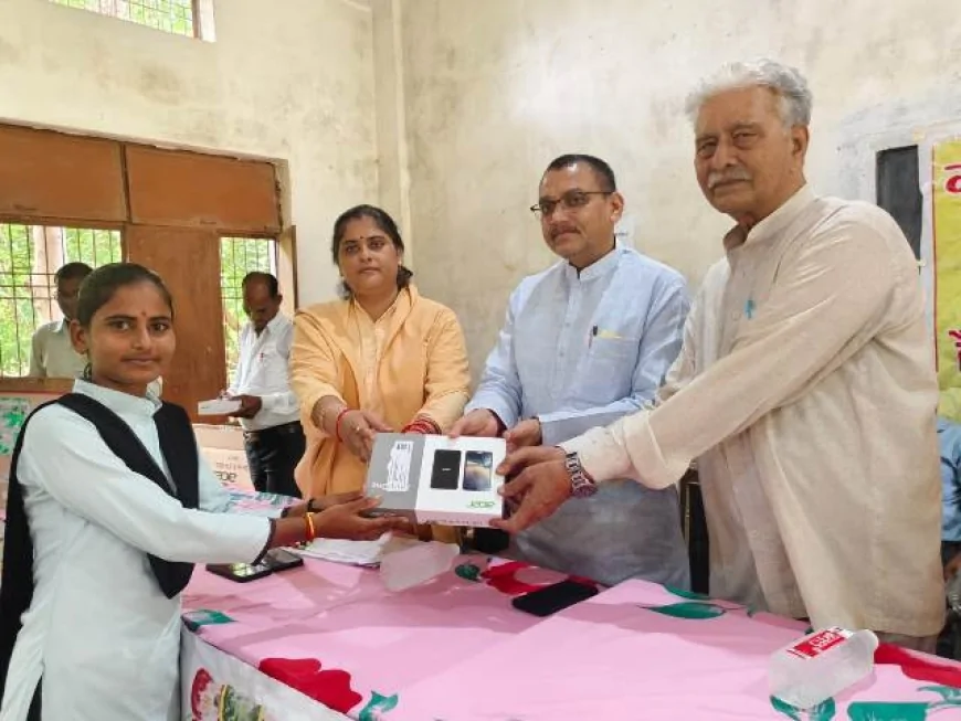 गया प्रसाद स्नातकोत्तर महाविद्यालय में नगर पालिका अध्यक्ष ने छात्रों को बांटे टैबलेट