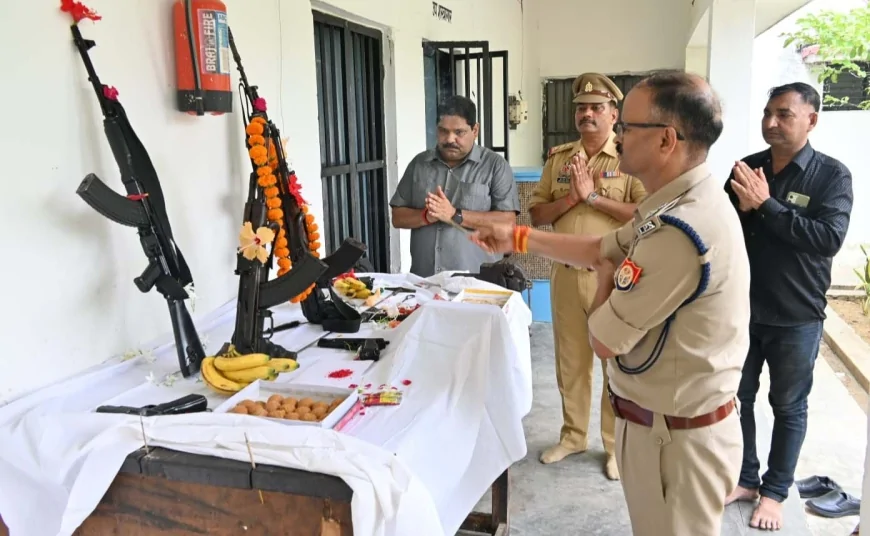 विश्वकर्मा दिवस पर एसपी ने की शस्त्र-वाहनो की पूजा