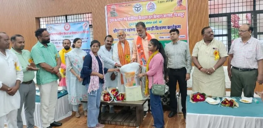 स्पोर्ट स्टेडियम मे युवक एवं महिला मंगल दल को बांटी खेल सामग्री