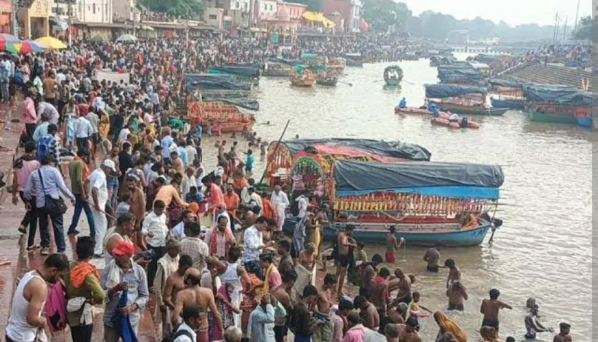 पितृविसर्जनी अमावस्या पर उमड़े श्रद्धालुओं ने मां मंदाकिनी में लगाई डुबकी