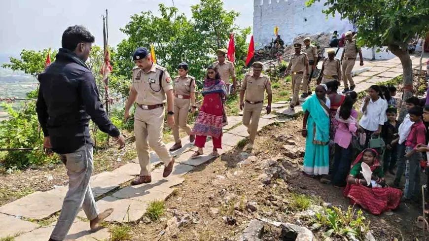 नवरात्र पर माँ विंध्यवासिनी मंदिर पहुँचे डीएम-एसपी, सुरक्षा व्यवस्था का लिया जायजा