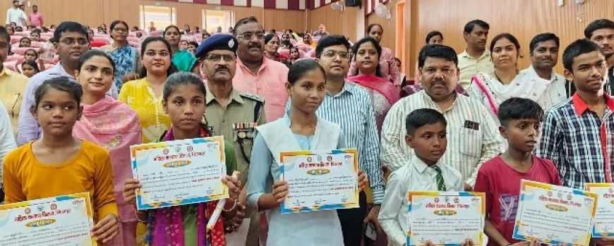 ऑडिटोरियम में लाभार्थियो को दिए गए स्वीकृति एवं प्रशस्ति पत्र