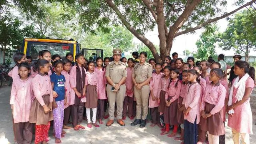 पुलिस ने विद्यार्थियों को किया जागरुक, बांटे मिशन शक्ति के पंपलेट