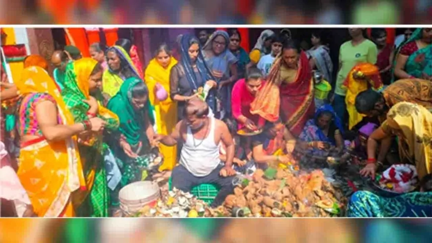 अष्टमी पर मंदिरों में उमड़ी भक्तों की भीड़, कन्या भोज और हवन का आयोजन