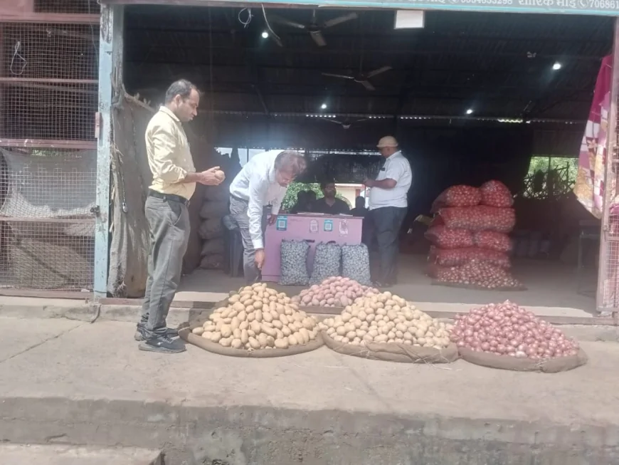 जिलाधिकारी के निर्देश पर मंडी में छापेमारी, संदिग्ध खाद्य पदार्थों के नमूने लैब भेजे गए