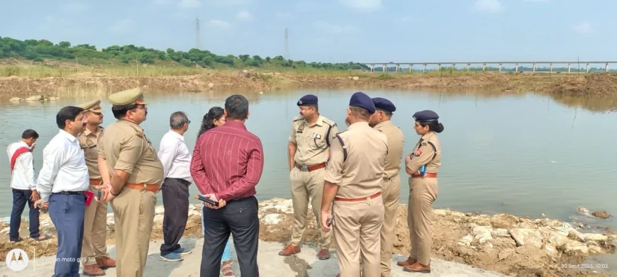 दुर्गा प्रतिमा विसर्जन की तैयारियों का जिलाधिकारी व पुलिस अधीक्षक ने किया निरीक्षण