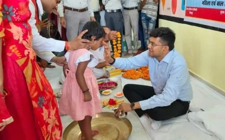 नवरात्रि पर्व पर डीएम ने कन्याओं के पैर धोकर किया पूजन