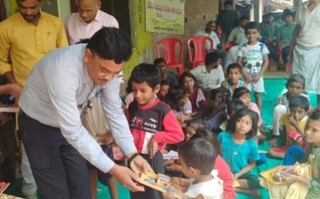 एसडीएम मो जशीम ने ग्रामीण क्षेत्र के बच्चों को दिया पाठ्य सामग्री