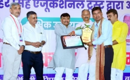 प्रधानाध्यापक रामभूषण पांडेय को मिला बेस्ट टीचर अवार्ड