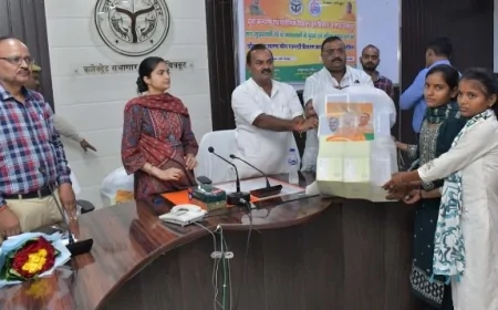 जनपद में युवक-युवतियोें को बांटी गई खेल सामग्री