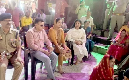 आयुक्त ने दीपदान कर सुरक्षा का लिया जायजा