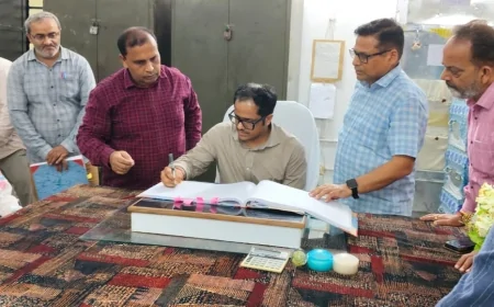 नवागन्तुक डीएम पुलकित गर्ग ने कोषागार पहुंच कार्यभार ग्रहण किया