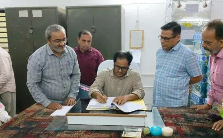 अधिकारी व कर्मचारी टीम भावना से करें कार्य : डीएम