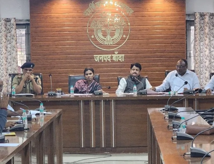 “राह-वीर योजना” के प्रभावी क्रियान्वयन पर जोर, डीएम ने की सड़क सुरक्षा समिति की बैठक