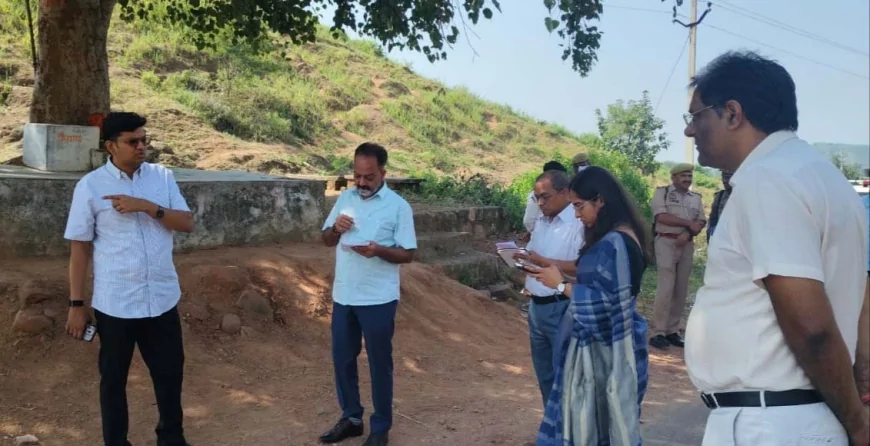 भ्रमण कर सड़क एवं साफ-सफाई का डीएम ने लिया जायजा