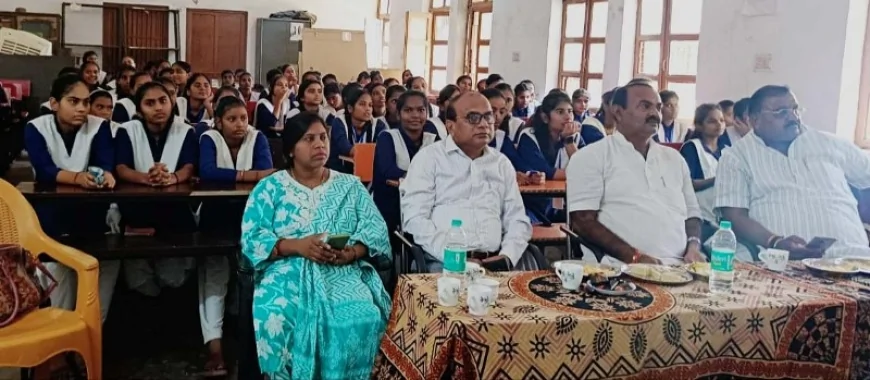 बालिका इंटर कॉलेज में छात्राओ ने लाइव सुना पीएम का अभिभाषण
