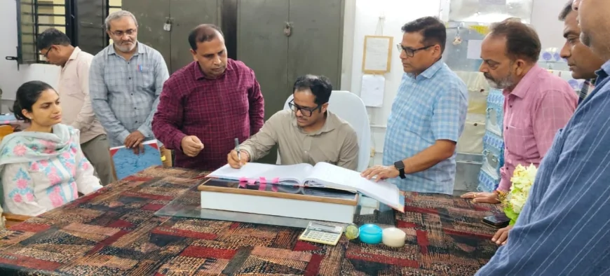 नवागन्तुक डीएम पुलकित गर्ग ने कोषागार पहुंच कार्यभार ग्रहण किया