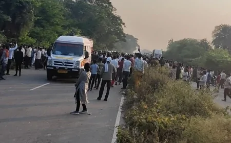 हमीरपुर में भीषण सड़क हादसा — गलत दिशा में आ रहे मिनी ट्रक ने रौंदी बाइक, तीन मजदूरों की दर्दनाक मौत