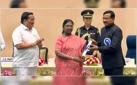 IAS राजेश कुमार पांडेय DM जालौन को राष्ट्रपति ने किया सम्मानित