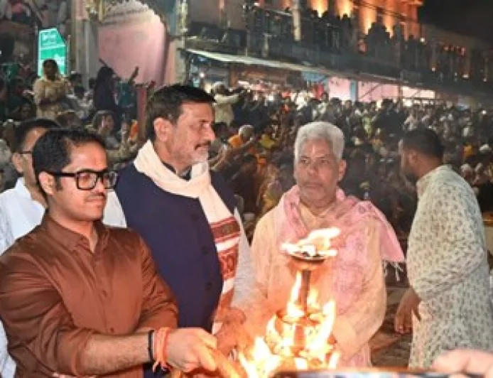 दीपोत्सव में एक लाख 21 हजार दीपो से जगमग हुआ रामघाट